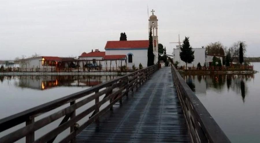 Παραμυθένια ομορφιά: Το ωραιότερο μοναστήρι της Ελλάδας βρίσκεται σε 2 νησάκια που τα ενώνει μια ξύλινη γέφυρα