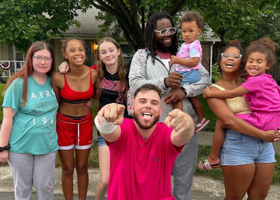 «Δεν το σκέφτηκε δεύτερη φορά»: Ο 25χρονος διανομέας πίτσας όρμησε σε φλεγόμενο σπίτι και έσωσε 5 παιδιά