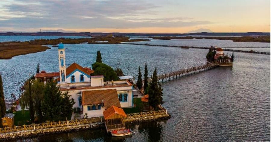 Παραμυθένια ομορφιά: Το ωραιότερο μοναστήρι της Ελλάδας βρίσκεται σε 2 νησάκια που τα ενώνει μια ξύλινη γέφυρα