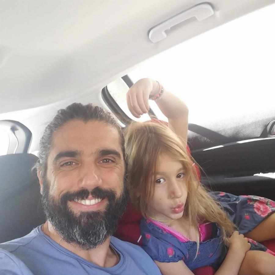 «Της πήρες την ακοή και τις κάναμε καρδιές για να τις δείξουμε ποσό την αγαπάμε»: «Λυγίζει» με τα λόγια του ο μπαμπάς της 7χρονης Αναστασίας