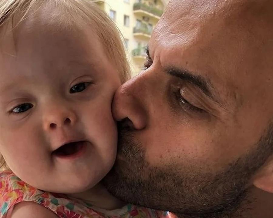 Συγκινεί η ιστορία ενός ανύπαντρου άνδρα που υιοθέτησε κοριτσάκι με σύνδρομο Down: 20 οικογένειες είχαν απορρίψει το παιδί