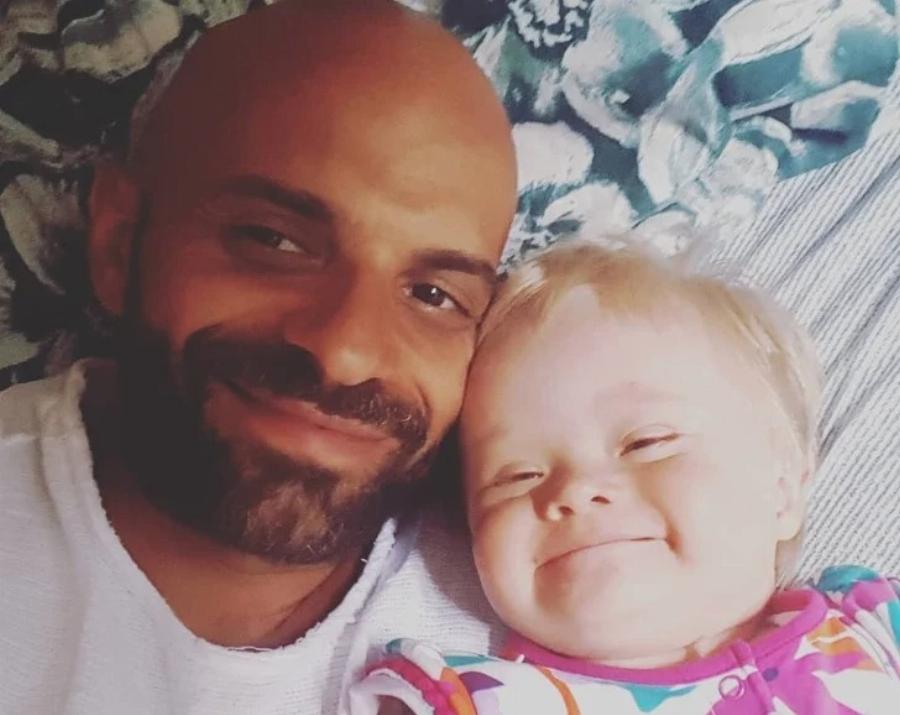 Συγκινεί η ιστορία ενός ανύπαντρου άνδρα που υιοθέτησε κοριτσάκι με σύνδρομο Down: 20 οικογένειες είχαν απορρίψει το παιδί