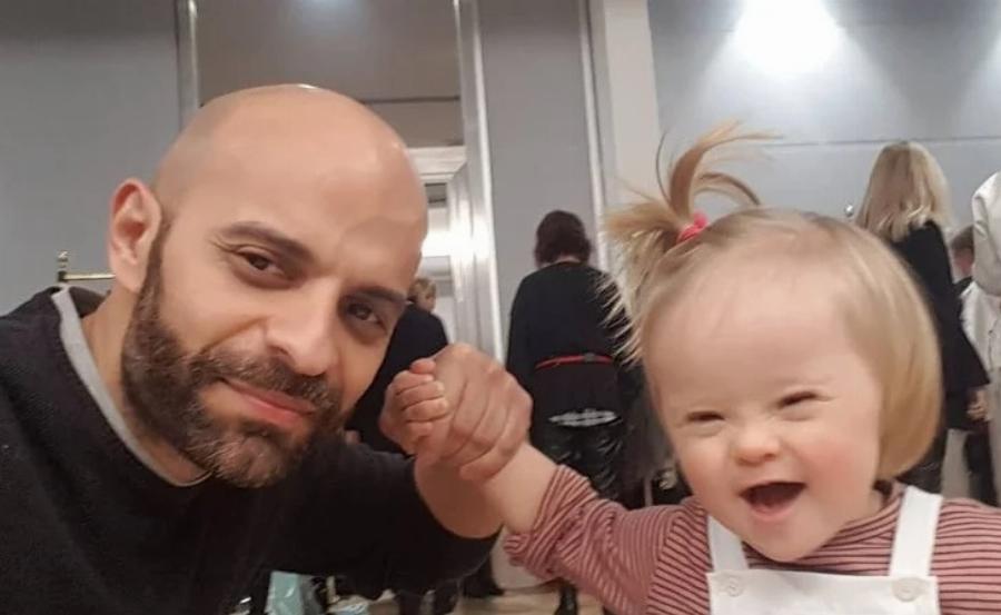 Συγκινεί η ιστορία ενός ανύπαντρου άνδρα που υιοθέτησε κοριτσάκι με σύνδρομο Down: 20 οικογένειες είχαν απορρίψει το παιδί