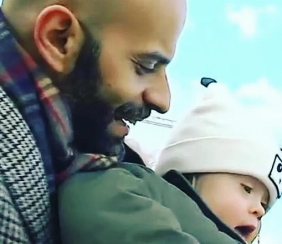 Συγκινεί η ιστορία ενός ανύπαντρου άνδρα που υιοθέτησε κοριτσάκι με σύνδρομο Down: 20 οικογένειες είχαν απορρίψει το παιδί