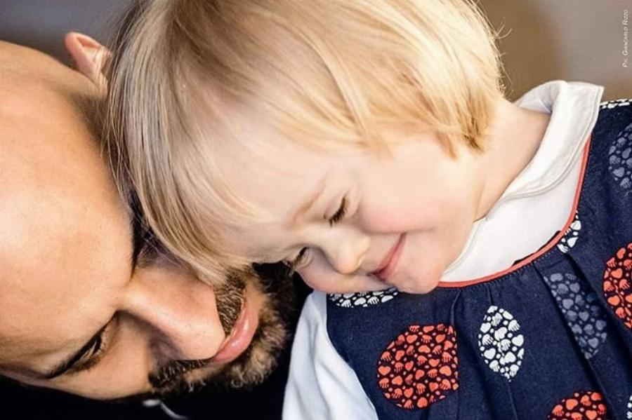 Συγκινεί η ιστορία ενός ανύπαντρου άνδρα που υιοθέτησε κοριτσάκι με σύνδρομο Down: 20 οικογένειες είχαν απορρίψει το παιδί