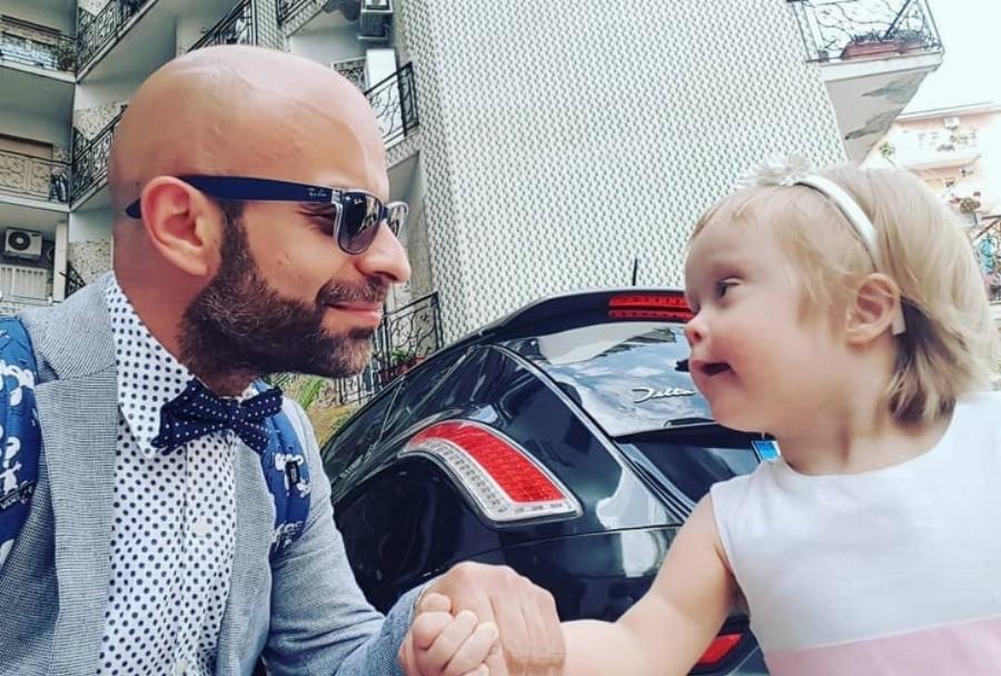 Συγκινεί η ιστορία ενός ανύπαντρου άνδρα που υιοθέτησε κοριτσάκι με σύνδρομο Down: 20 οικογένειες είχαν απορρίψει το παιδί