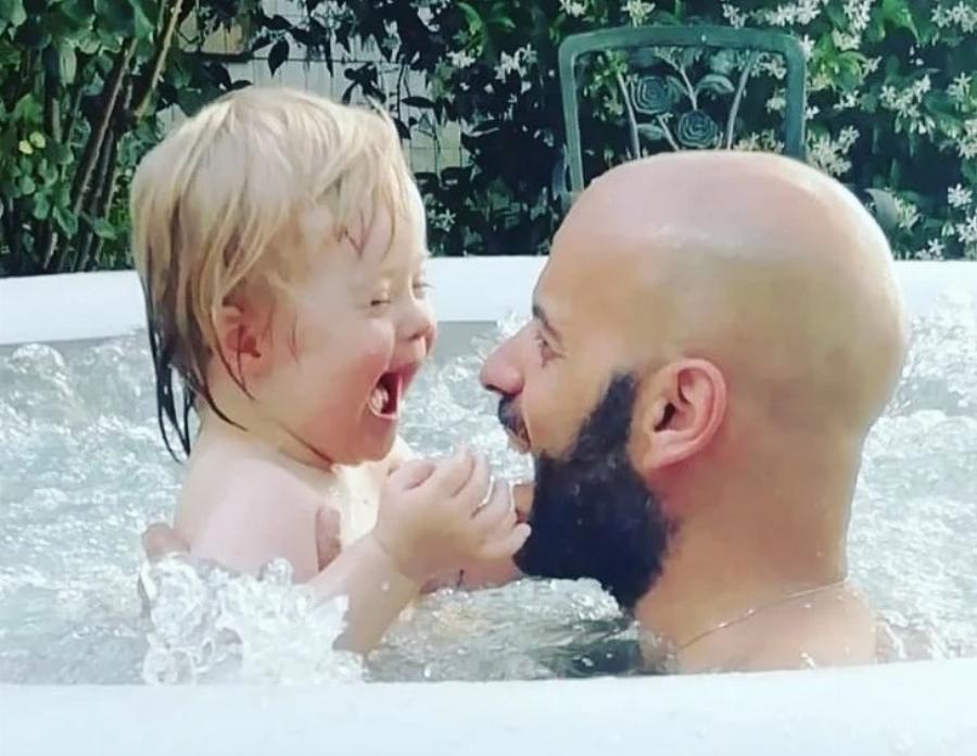 Συγκινεί η ιστορία ενός ανύπαντρου άνδρα που υιοθέτησε κοριτσάκι με σύνδρομο Down: 20 οικογένειες είχαν απορρίψει το παιδί