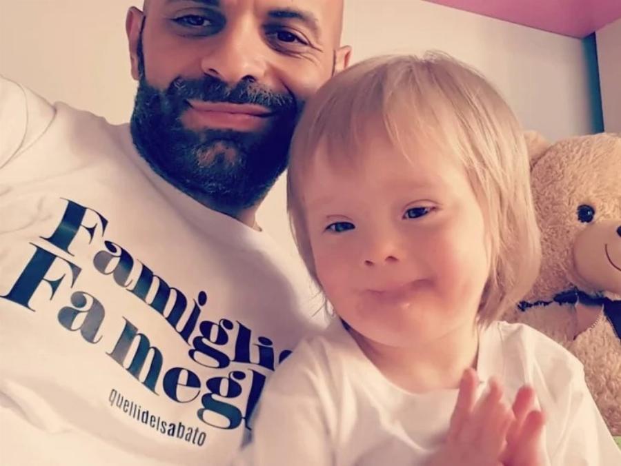 Συγκινεί η ιστορία ενός ανύπαντρου άνδρα που υιοθέτησε κοριτσάκι με σύνδρομο Down: 20 οικογένειες είχαν απορρίψει το παιδί