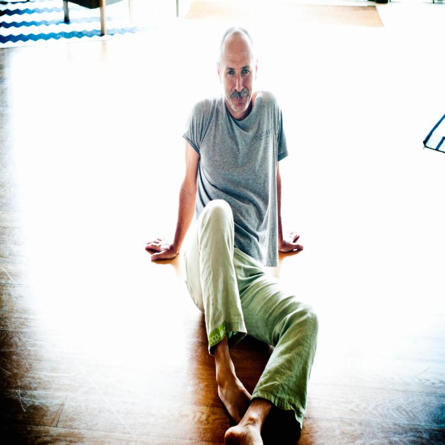 Σούσουρο με τον Πωλ Ευμορφίδη: «Τι κακό έχουν τα σανδάλια; Έχεις δει κανέναν αρχαίο Έλληνα με παπούτσια;»