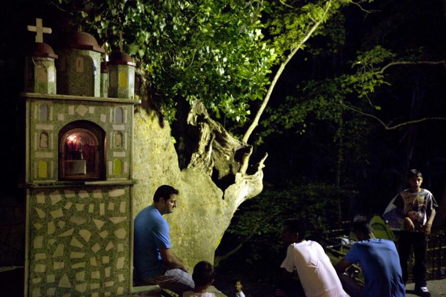 Η στάση που επιβάλλεται να κάνεις: Η καθηλωτική Αγία Παρασκευή στην Κοιλάδα των Τεμπών με το κρυφό θαυματουργό προσκύνημα