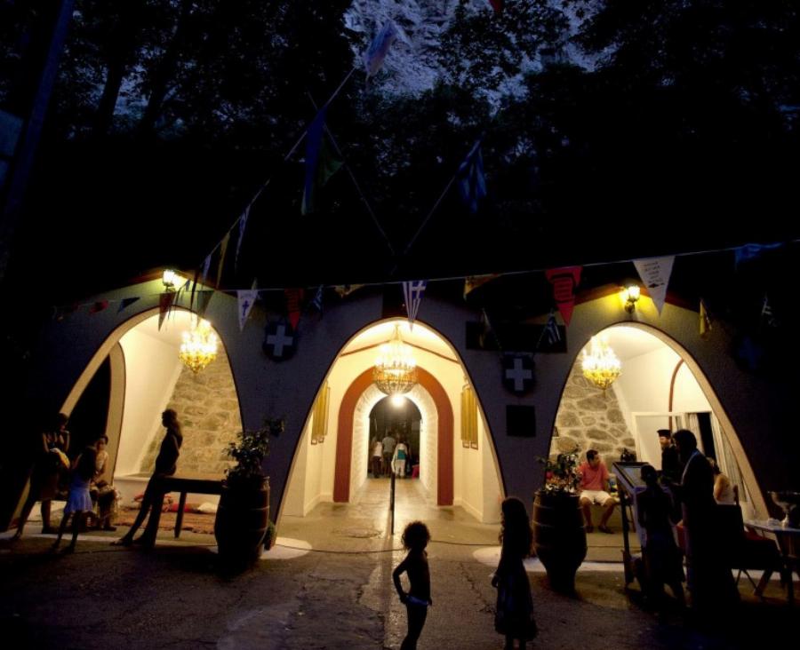 Η στάση που επιβάλλεται να κάνεις: Η καθηλωτική Αγία Παρασκευή στην Κοιλάδα των Τεμπών με το κρυφό θαυματουργό προσκύνημα