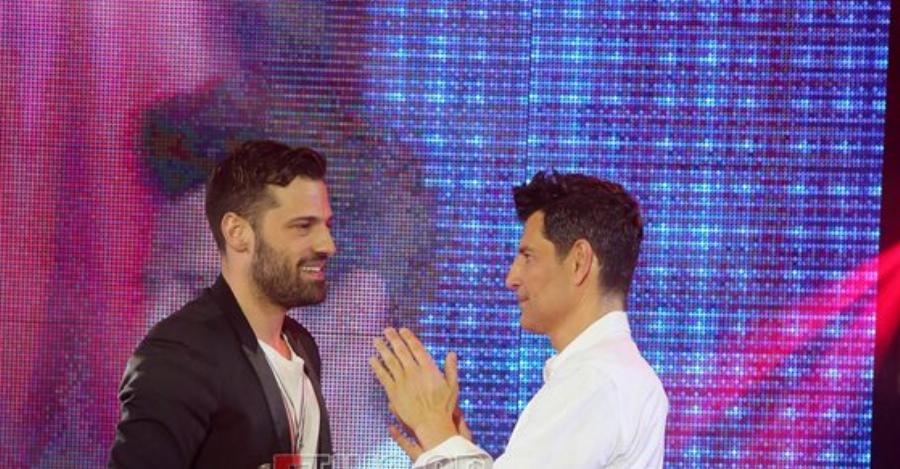 Οικογενειακή υπόθεση η ομορφιά: Ο Κωνσταντίνος Αργυρός ποζάρει μαζί με τον αδερφό του, Παύλο και είναι ίδιοι