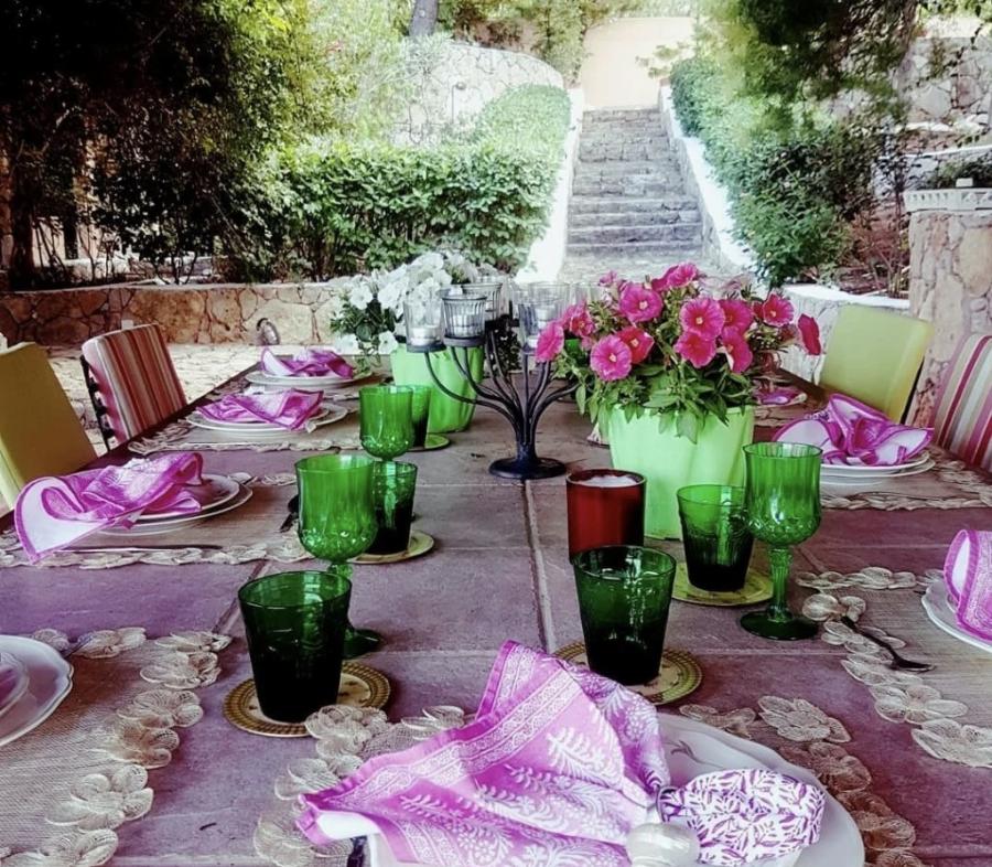 Παραμυθένιο με μεγάλη πισίνα: Το εντυπωσιακό εξοχικό της Μιμής Ντενίση στο Θεολόγο που θυμίζει μικρό παλάτι