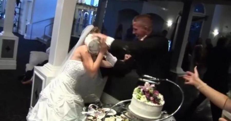 Τουρτοπόλεμος σε γάμο: Γαμπρός αντί να ταΐσει τη νύφη τούρτα, της την πέταξε στο πρόσωπο και μετά έφυγε… κύριος