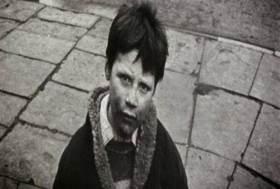 Ιστορία που συγκινεί: Ένα φτωχό αγόρι χτύπησε την πόρτα για να ζητήσει φαγητό και αυτός που του άνοιξε έκανε κάτι απίστευτο