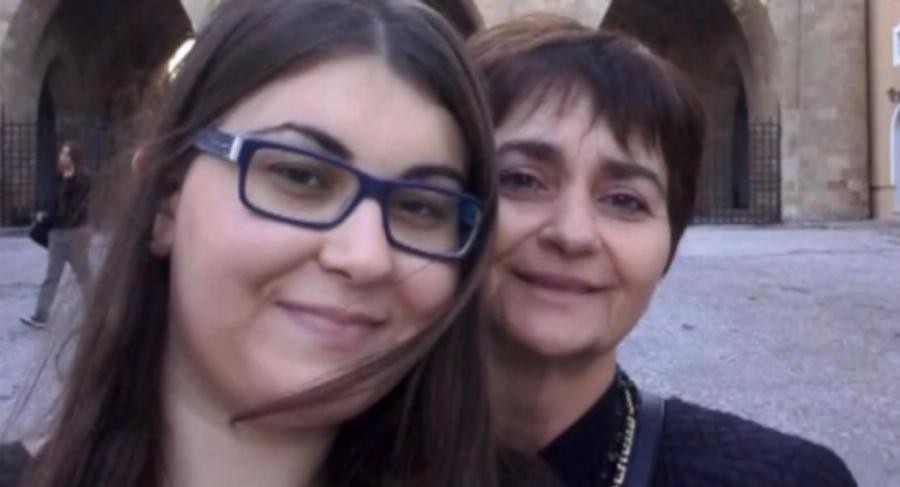 Σπαράζει καρδιές η Κούλα Αρμουτίδου: «Φθάνουμε στο νεκροταφείο, νεκρική σιγή. Ελενίτσα μου ακούς; Πονάει η μαμά»