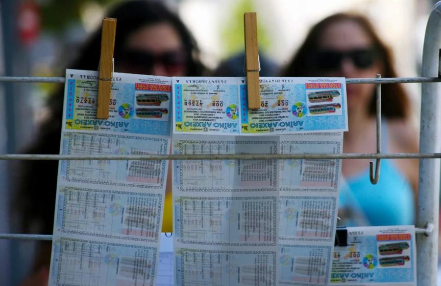 Έσπασε την μπάνκα: Η 70χρονη που κέρδισε 100.000 ευρώ στο λαχείο και λίγο μετά κέρδισε ακόμα 300.000 στο ξυστό