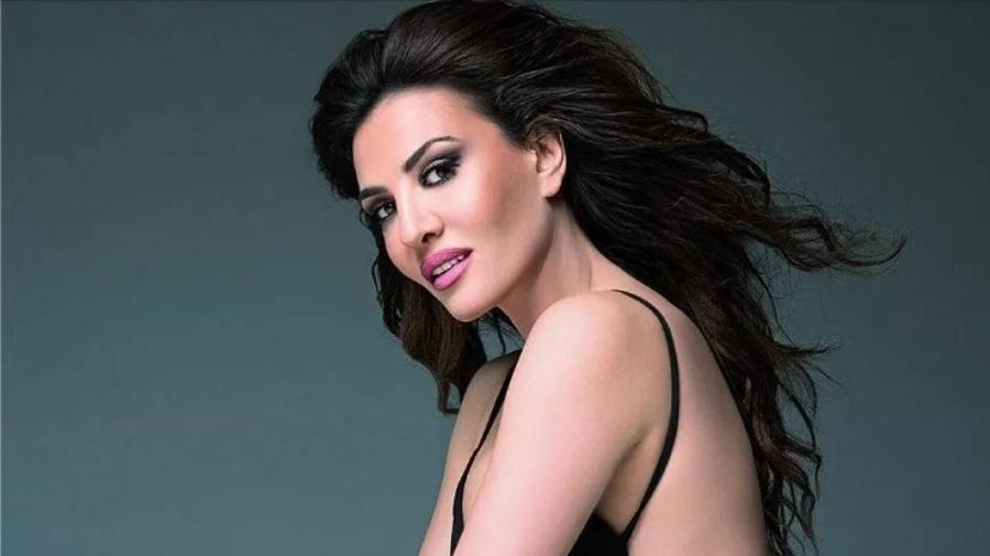 Η Δήμητρα Ματσούκα στα 48 της με κορμί «λαμπάδα»: Ποζάρει με μπικίνι και κάνει ηλιοθεραπεία Νοέμβρη μήνα