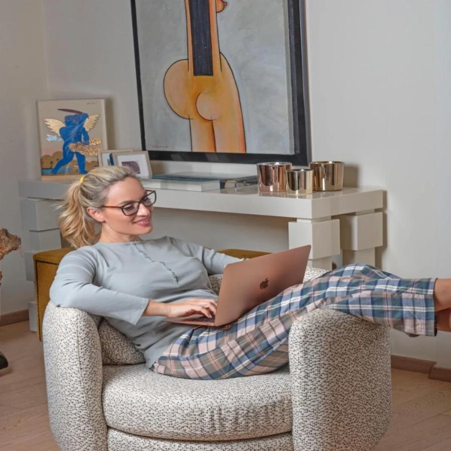 Ελεονώρα Μελέτη: Το τεράστιο σαλόνι της με τον χριστουγεννιάτικο ροζ στολισμό, τα έργα τέχνης και την μοντέρνα διακόσμηση