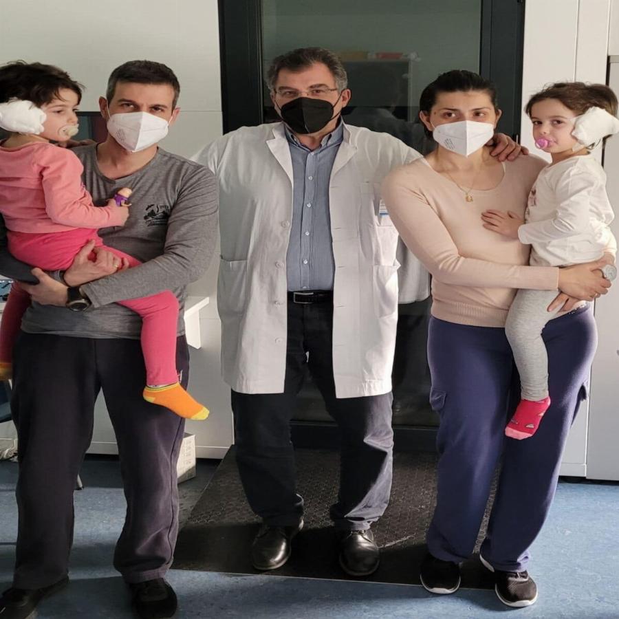 Το πιο μεγάλο δώρο από γιατρούς στη Θεσσαλονίκη: Δίδυμα κωφά κοριτσάκια απέκτησαν ακοή χάρη στα κοχλιακά εμφυτεύματα