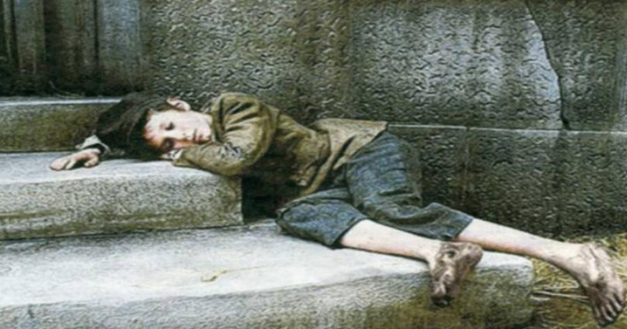 Ιστορία που συγκινεί: Ένα φτωχό αγόρι χτύπησε την πόρτα για να ζητήσει φαγητό και αυτός που του άνοιξε έκανε κάτι απίστευτο