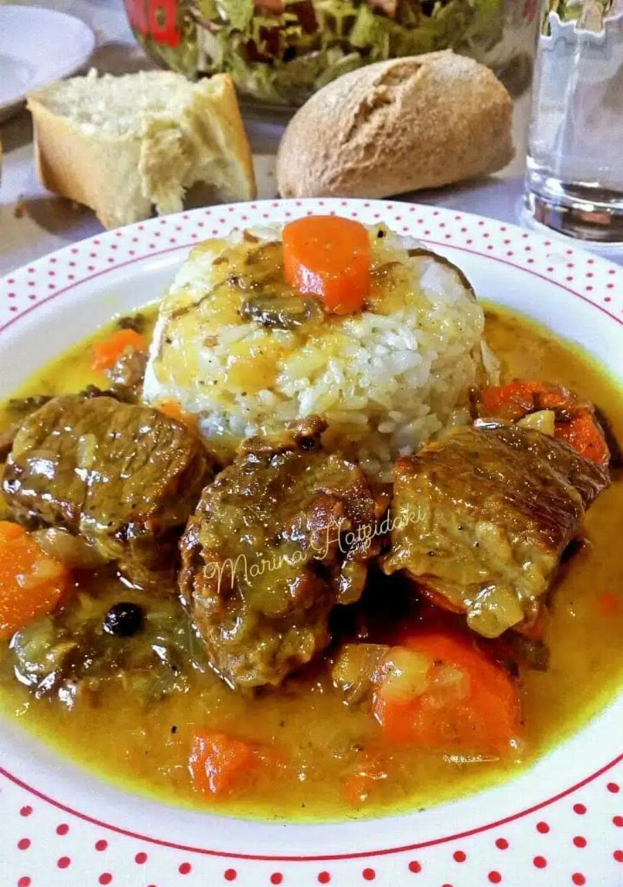 Παραδοσιακό μοσχαράκι λεμονάτο: Η εύκολη συνταγή με ρύζι μπασμάτι για να γίνει λουκούμι