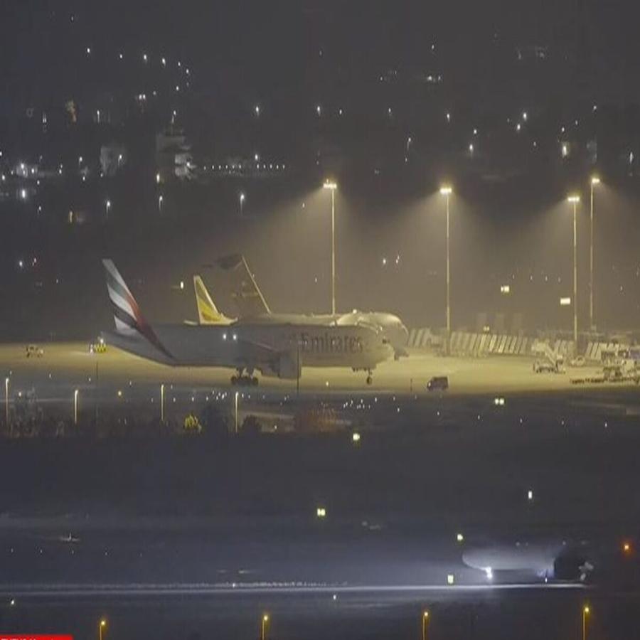 Καρέ – καρέ εικόνες από την προσγείωση του αεροσκάφος της Emirates στο Ελευθέριος Βενιζέλος – Τι συμβαίνει με τον «ύποπτο Άραβα»