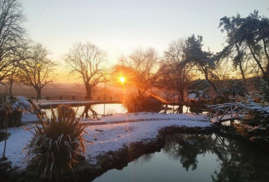 Η απόλυτη ευκαιρία για τα Χριστούγεννα: Ο φθηνότερος προορισμός στην Ελλάδα που είναι σχεδόν sold out