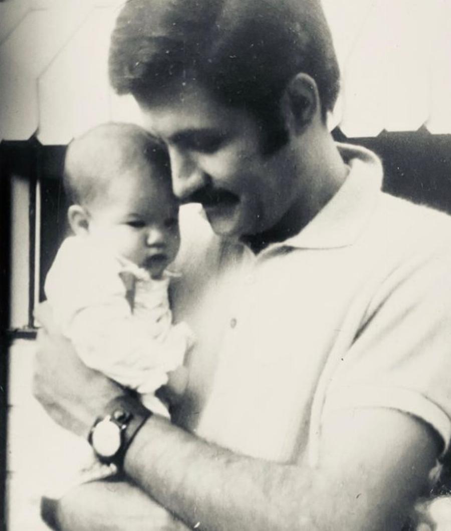 Βαρύ πένθος για την Τζένιφερ Άνιστον: Έφυγε από την ζωή ο Έλληνας πατέρας της