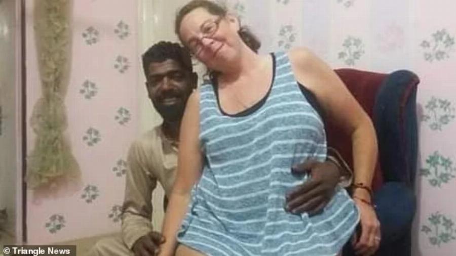 Πήγε για διακοπές και ερωτεύτηκε: Χώρισε τον σύζυγο της για έναν νεαρό Αιγύπτιο που της έφαγε τα λεφτά και την έδιωξε