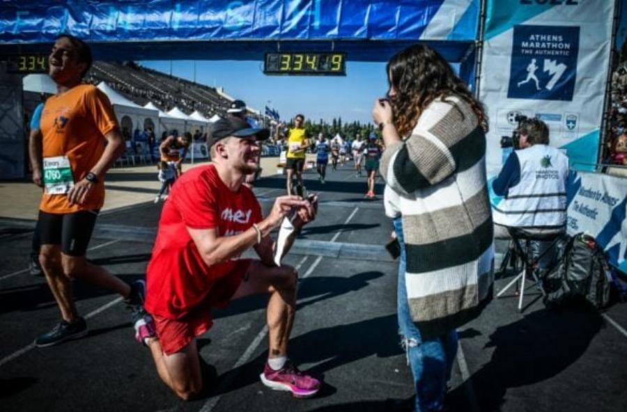 “Αλίκη με παντρεύεσαι;”: Ο δρομέας που τερμάτισε στον Μαραθώνιο και έκανε την πιο ρομαντική έκπληξη στην αγαπημένη του