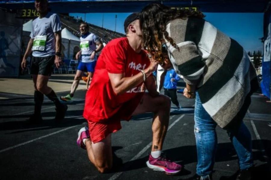 “Αλίκη με παντρεύεσαι;”: Ο δρομέας που τερμάτισε στον Μαραθώνιο και έκανε την πιο ρομαντική έκπληξη στην αγαπημένη του