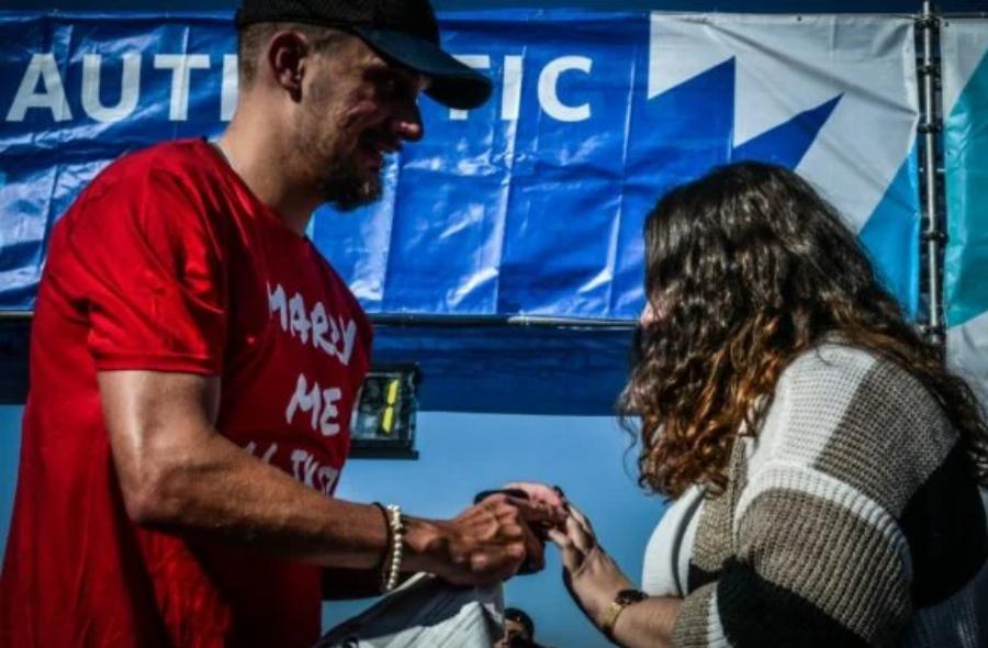 “Αλίκη με παντρεύεσαι;”: Ο δρομέας που τερμάτισε στον Μαραθώνιο και έκανε την πιο ρομαντική έκπληξη στην αγαπημένη του