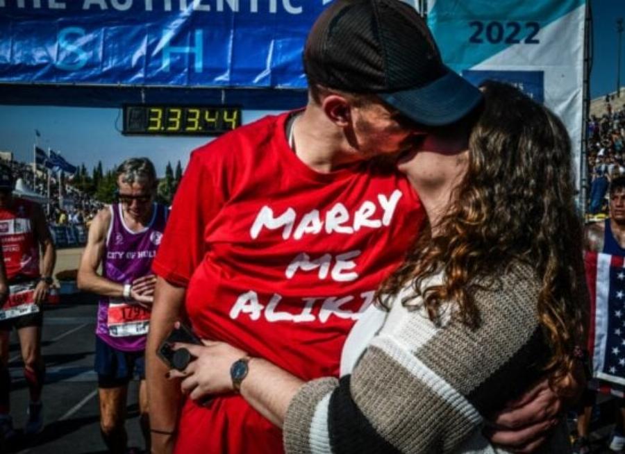 “Αλίκη με παντρεύεσαι;”: Ο δρομέας που τερμάτισε στον Μαραθώνιο και έκανε την πιο ρομαντική έκπληξη στην αγαπημένη του