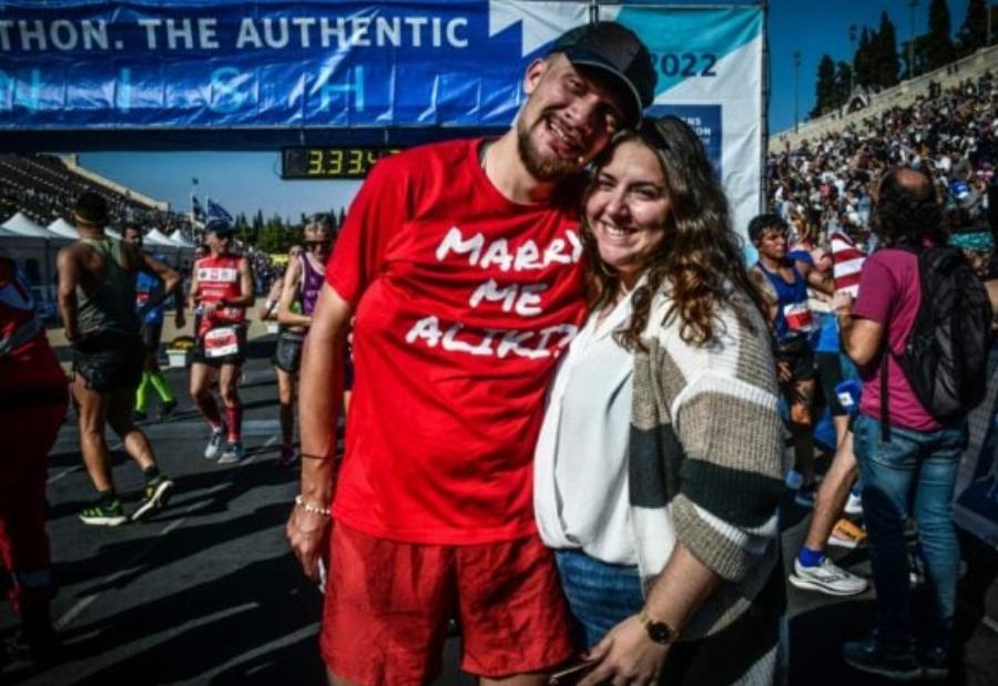 “Αλίκη με παντρεύεσαι;”: Ο δρομέας που τερμάτισε στον Μαραθώνιο και έκανε την πιο ρομαντική έκπληξη στην αγαπημένη του
