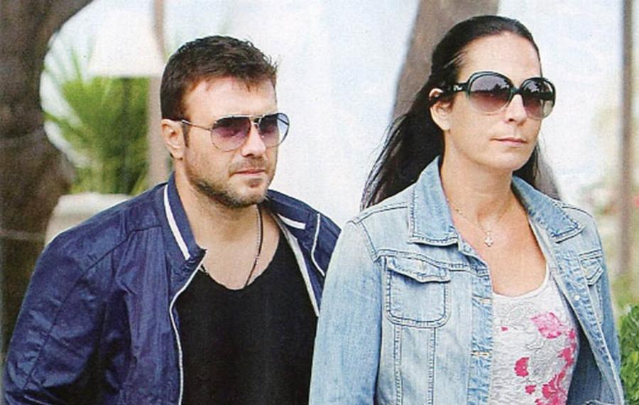 Ο Γιάννης Πλούταρχος αποκαλύπτει: «Δεν περιμέναμε ότι θα κάνουμε 5 παιδιά- Η εταιρεία μου ήθελε να κρύψω τον γάμο μου»