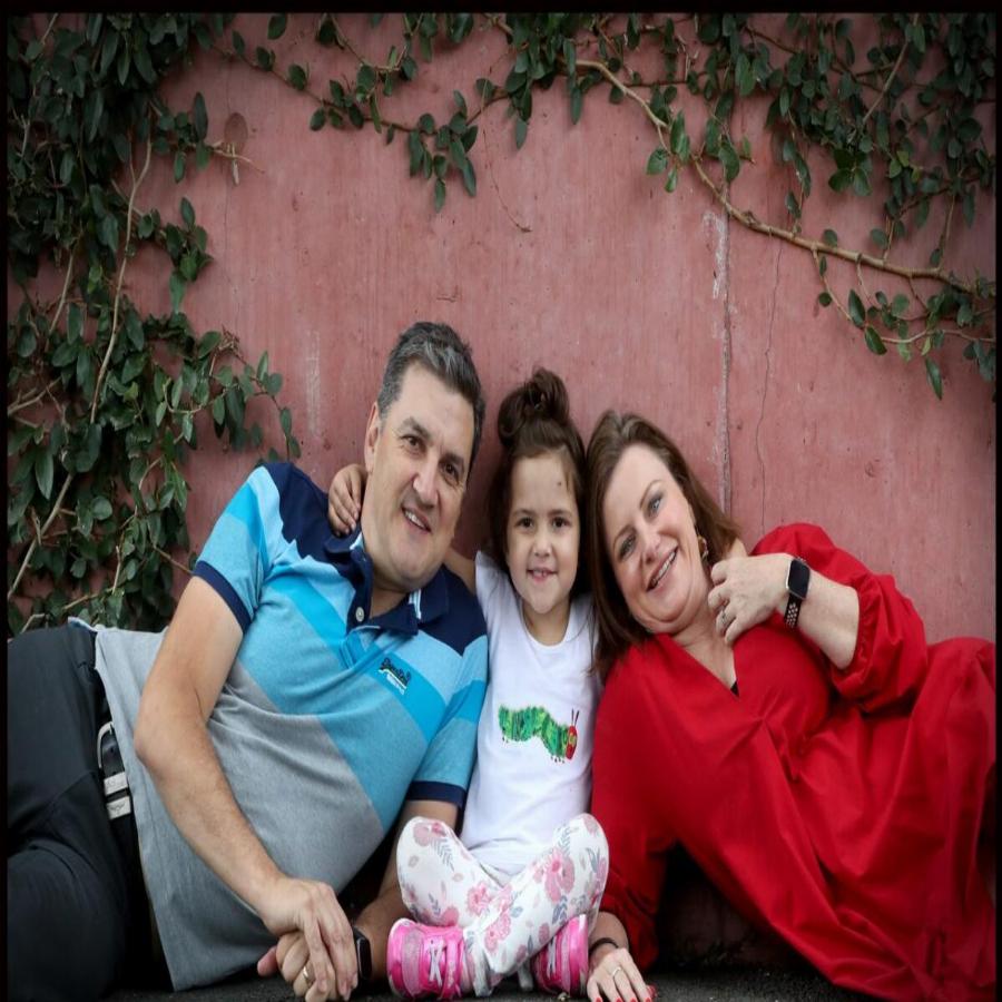 «Η κόρη μου είναι ο ήρωας μου»: Δίνει μάχη με τον καρκίνο χωρίς να χάνει το χαμόγελό της