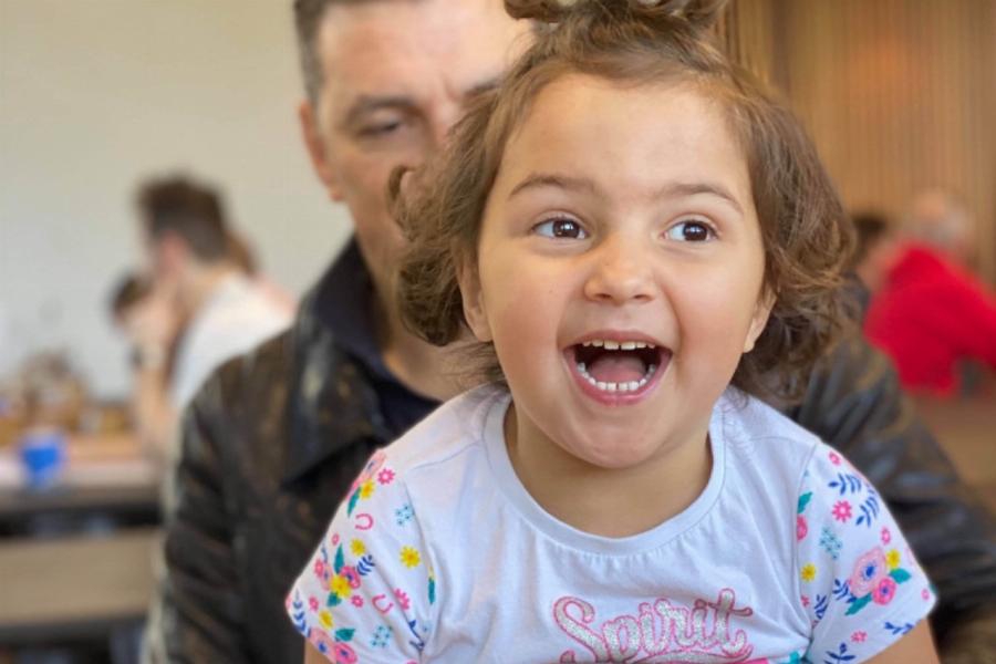 «Η κόρη μου είναι ο ήρωας μου»: Δίνει μάχη με τον καρκίνο χωρίς να χάνει το χαμόγελό της