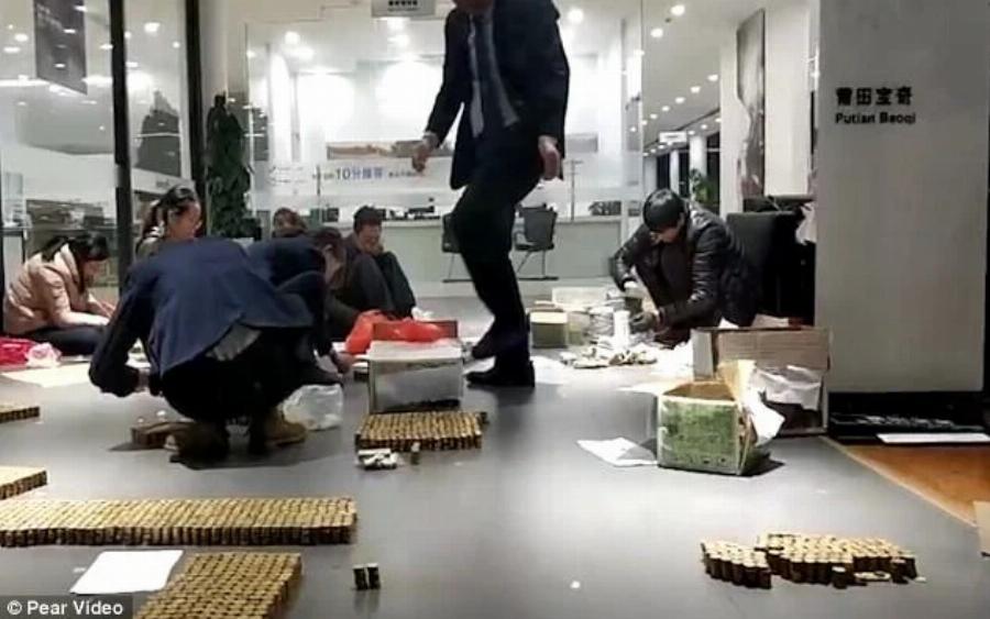 Ακόμα μετράνε κούτες με ψιλά: Ο 37χρονος που αγόρασε καινούργιο αυτοκίνητο αξίας 51.000€ και το πλήρωσε με κέρματα