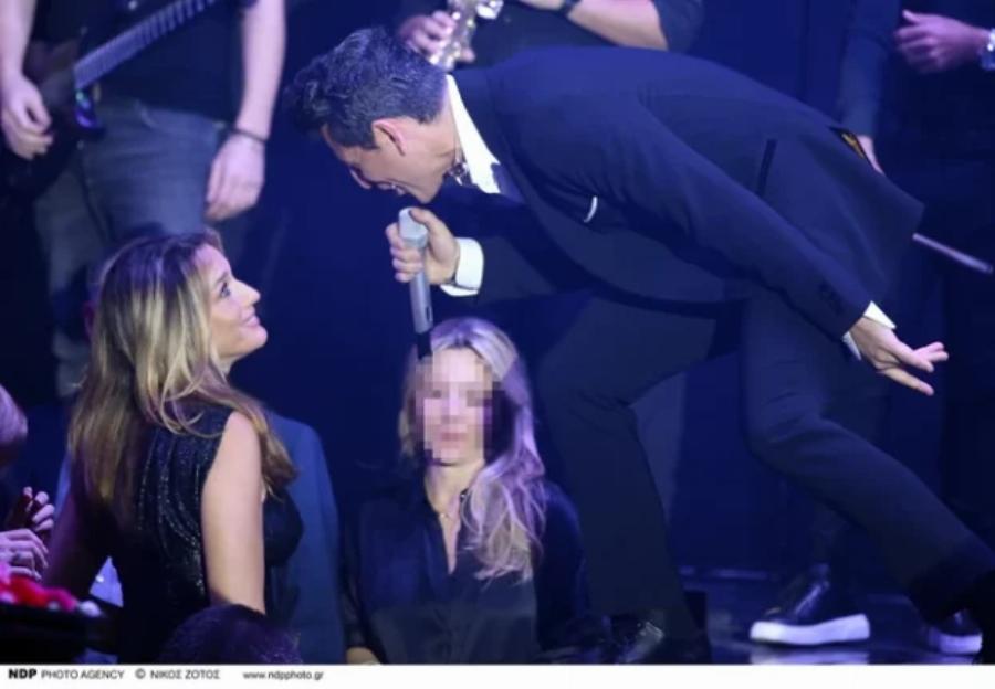 Τον κοίταζε και «έλιωνε»: «Ξετρελαμένη» η Κάτια Ζυγούλη στη πρεμιέρα του Σάκη Ρουβά