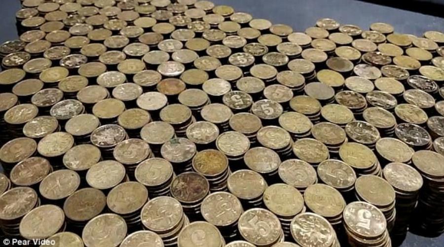 Ακόμα μετράνε κούτες με ψιλά: Ο 37χρονος που αγόρασε καινούργιο αυτοκίνητο αξίας 51.000€ και το πλήρωσε με κέρματα