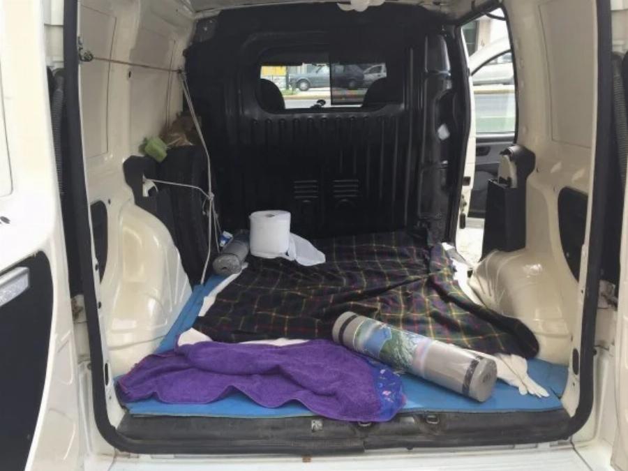 Είχε καταδικαστεί σε 26 χρόνια αλλά αφέθηκε ελεύθερος: Aυτός είναι ο βιαστής με το λευκό βαν που έχει προκαλέσει τρόμο στη Λαυρεωτική