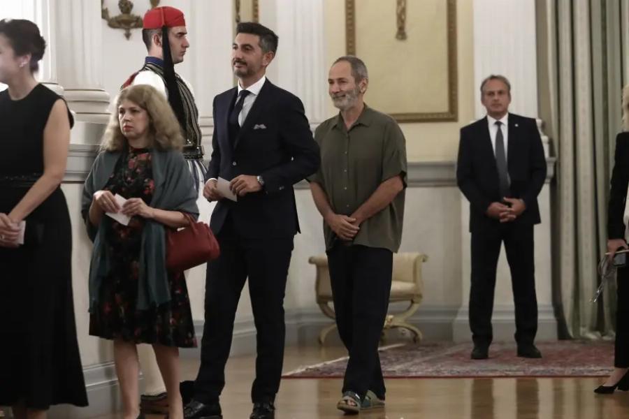 Σούσουρο με τον Πωλ Ευμορφίδη: «Τι κακό έχουν τα σανδάλια; Έχεις δει κανέναν αρχαίο Έλληνα με παπούτσια;»