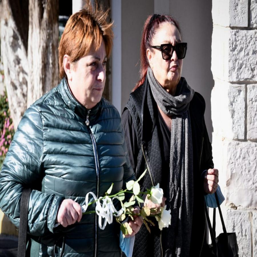 «Έφυγε» ξεχασμένη: Ελάχιστος κόσμος βρέθηκε στην κηδεία της Μίνας Αδαμάκη