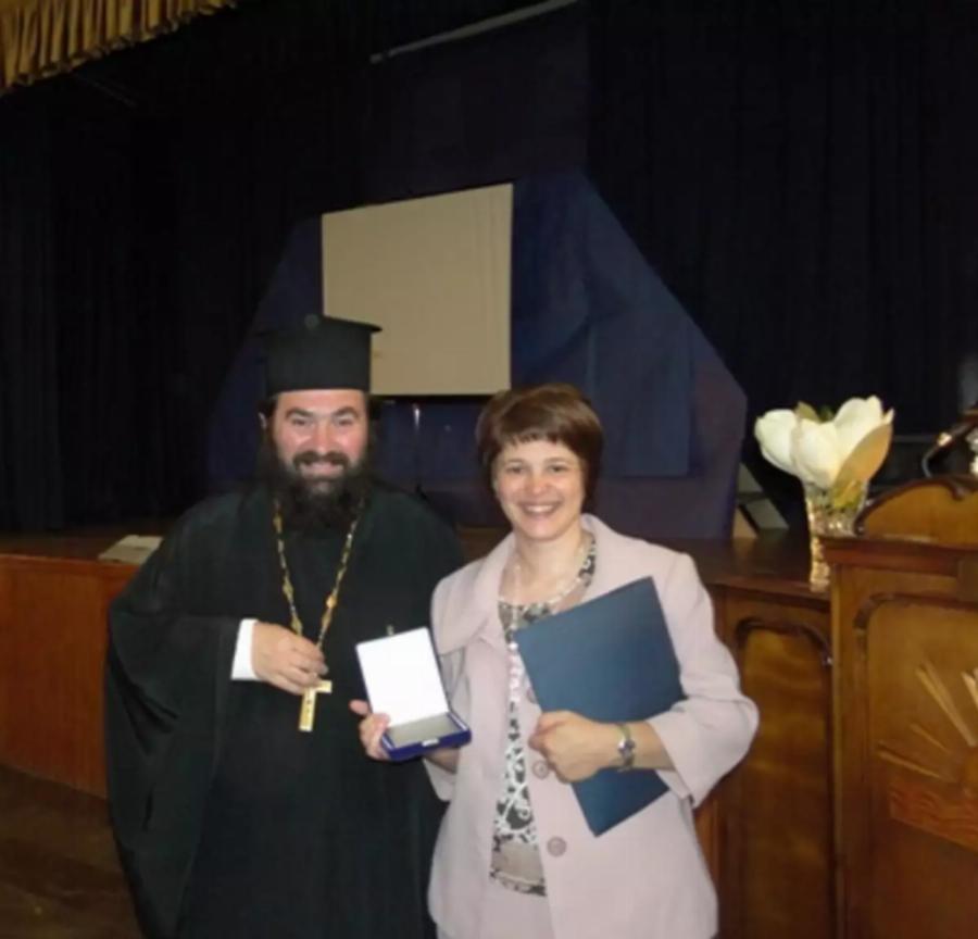 Τον στηρίζει σε κάθε βήμα του: Η πρεσβυτέρα του Πατέρα Αντώνιου, τα τρία παιδιά και η στήριξη μετά τις καταγγελίες