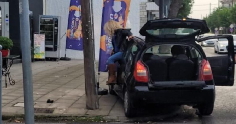 Έμειναν άφωνοι οι περαστικοί: Λαρισαία τράκαρε και άρχισε να χορεύει και να τραγουδά πετώντας καρέκλες στη μέση του δρόμου