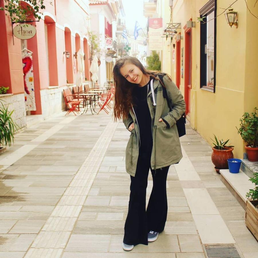 Κληρονόμησε τη γοητεία του Απόστολου Γκλέτσου: Η 20χρονη κόρη του ηθοποιού είναι μία κούκλα και φοιτεί στο Πάντειο