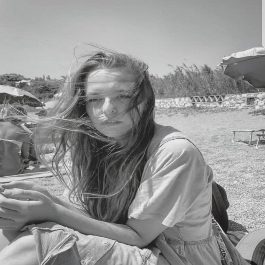 Κληρονόμησε τη γοητεία του Απόστολου Γκλέτσου: Η 20χρονη κόρη του ηθοποιού είναι μία κούκλα και φοιτεί στο Πάντειο