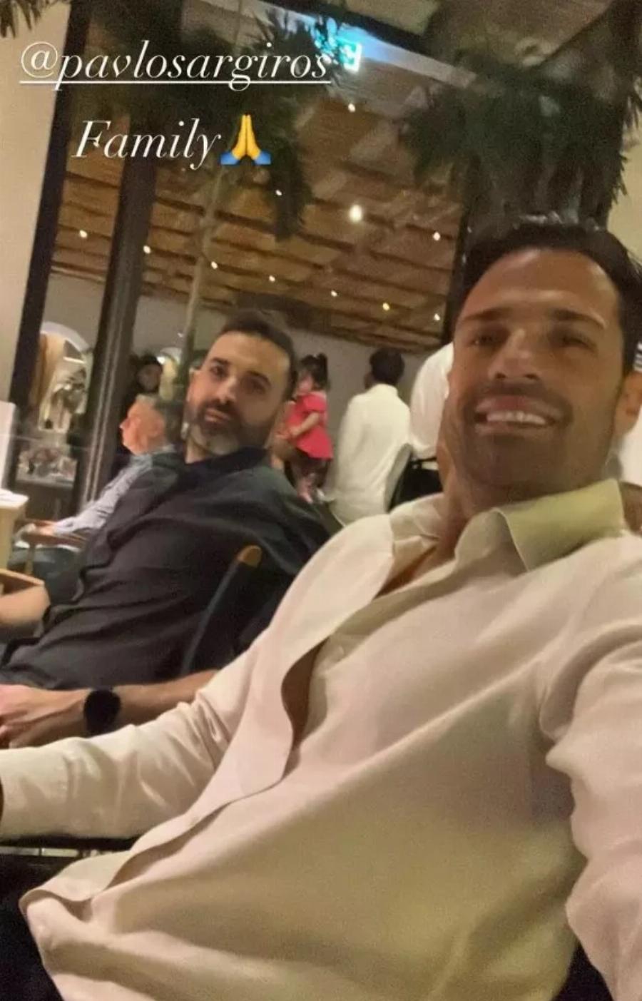 Οικογενειακή υπόθεση η ομορφιά: Ο Κωνσταντίνος Αργυρός ποζάρει μαζί με τον αδερφό του, Παύλο και είναι ίδιοι