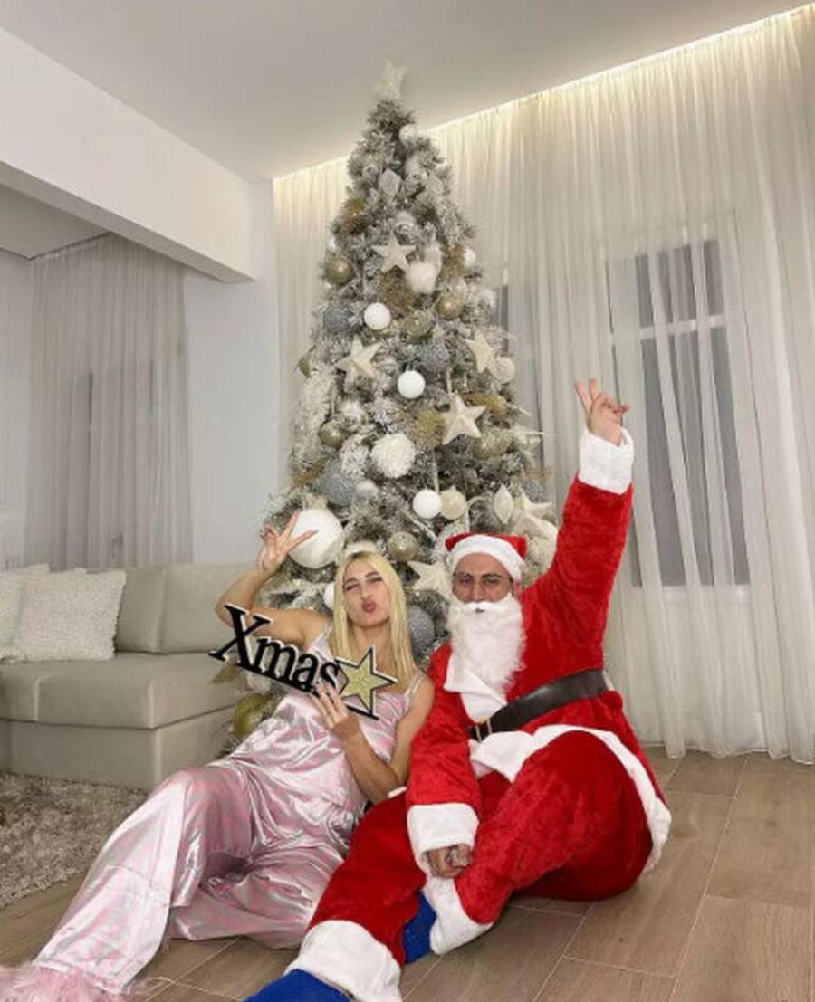 Το ζηλέψαμε όλοι: Το δέντρο που στόλισε η Ιωάννα Τούνη είναι χρυσό και λευκό και ακουμπάει το ταβάνι